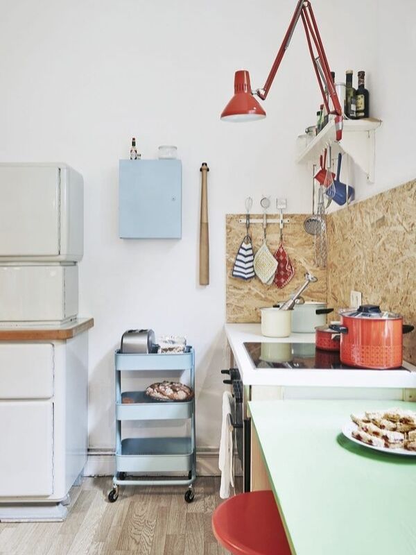 decoração de cozinha pequena luminaria e rodabanca na cozinha