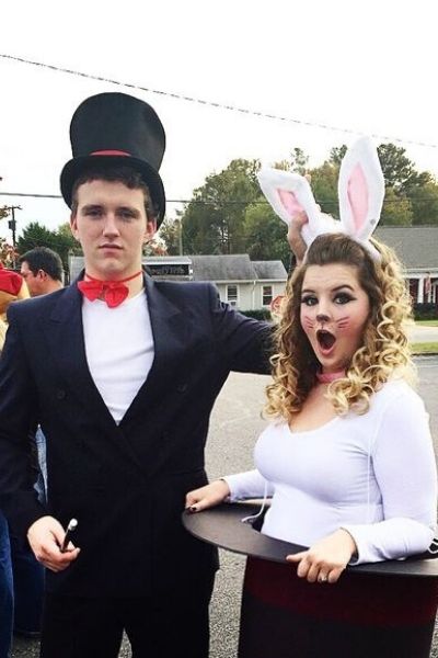 modelo mágico e coelho