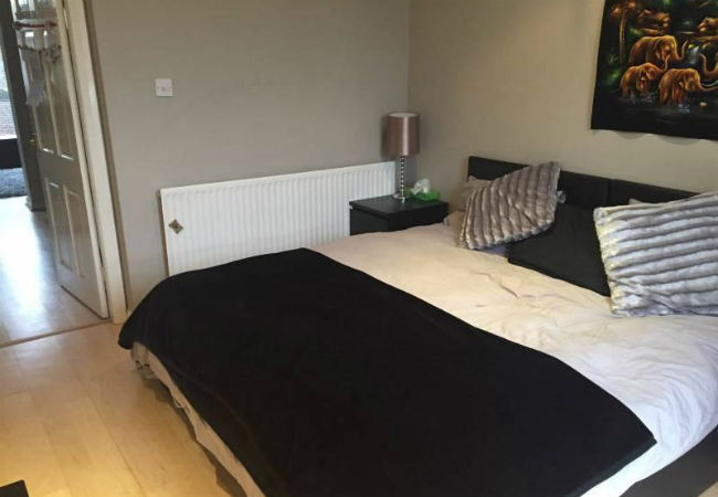 mãe solteira oferece quarto gratuito entenda a história