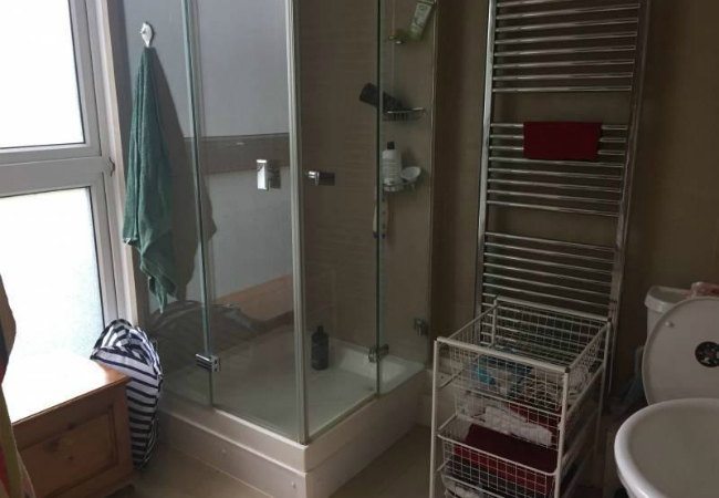 mãe solteira oferece quarto gratuito entenda