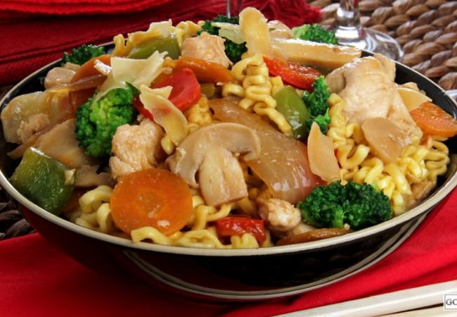 macarrão asiático com champignon