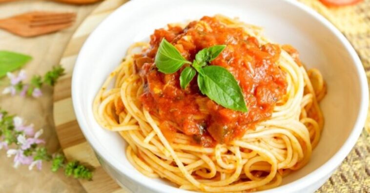 macarrão caprese de uma panela