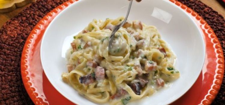 receita de macarrão com bacon ao molho branco