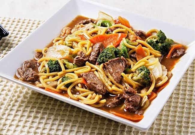 macarrão frito com carne