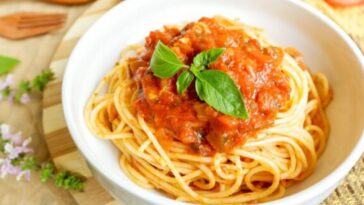 macarrão caprese de uma panela