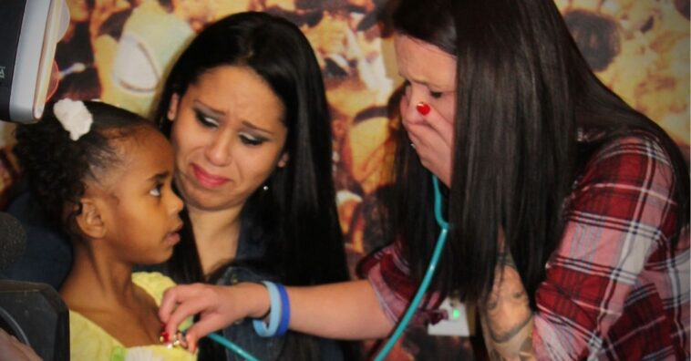 mãe ouve coração transplantado filho