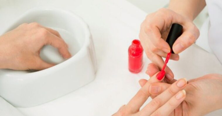 deixar a mão de molho pra tirar a cutícula é ruim