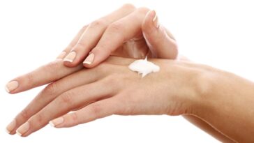 mãos descascando pode ser doença