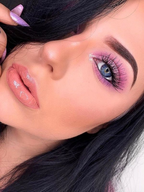 modelo maquiagem colorida lilás