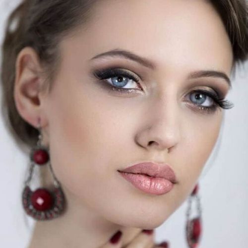 modelo maquiagem para madrinha jovem batom claro