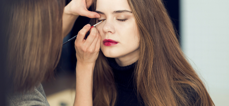 como fazer maquiagem simples delineador