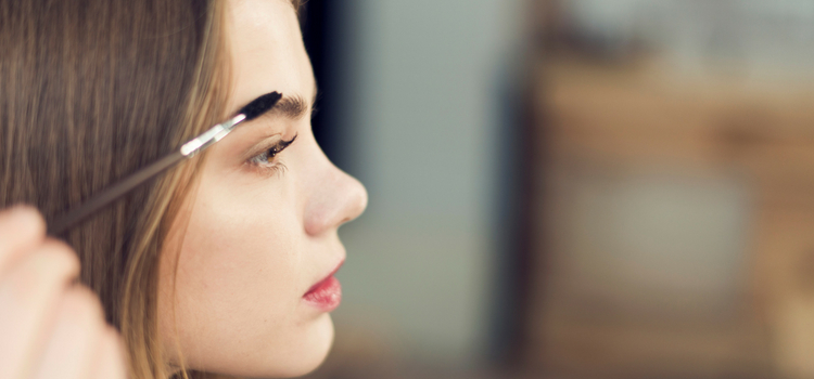 como fazer maquiagem simples sobrancelha