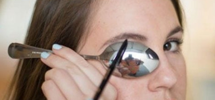 como marcar sobrancelha com colher