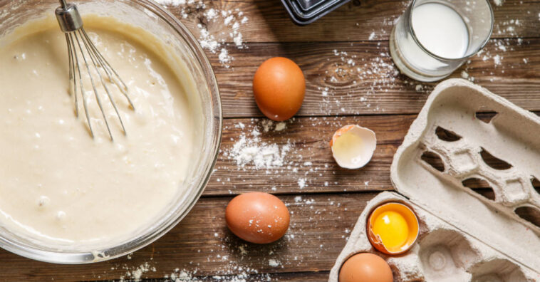 massa de bolo crua faz mal