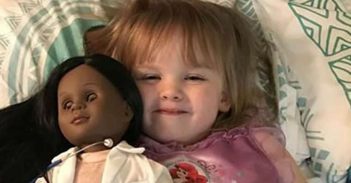 Menina escolhe boneca negra
