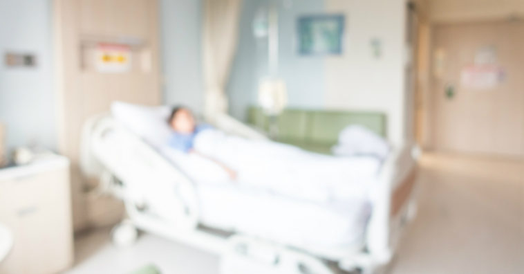 menina com síndrome do encarceramento depois de hemorragia cerebral