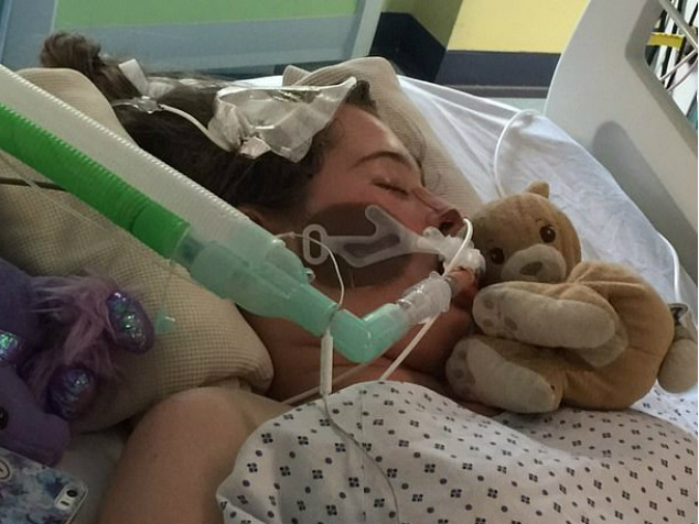 menina com síndrome do encarceramento depois de hemorragia cerebral hospital