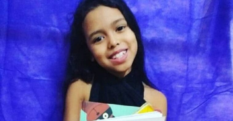 menina lê poesia aos idosos