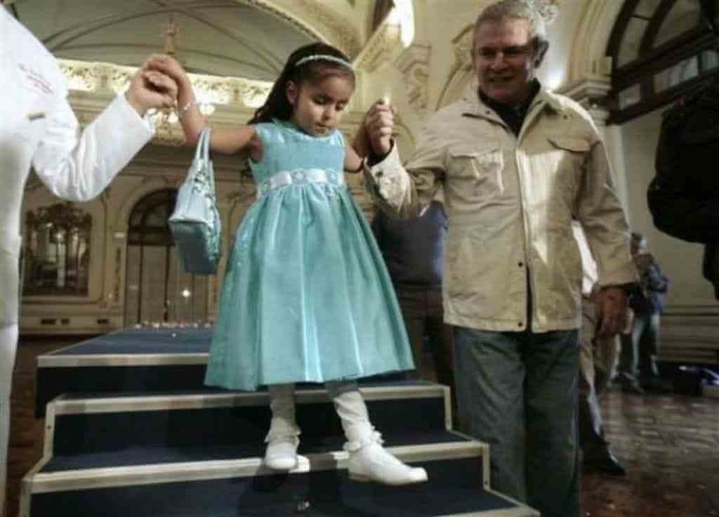 menina-sereia-andando