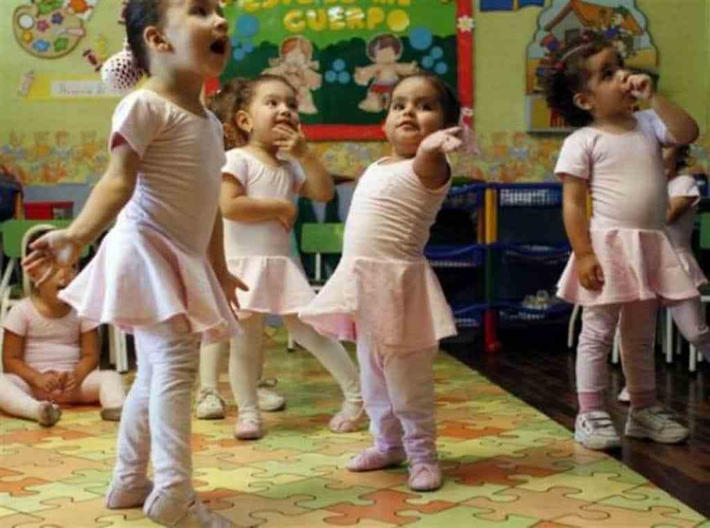 menina-sereia-dancando