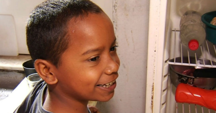 menino de 10 anos ajuda a famíli