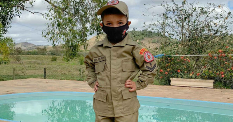 menino salva amigo de afogamento em piscina