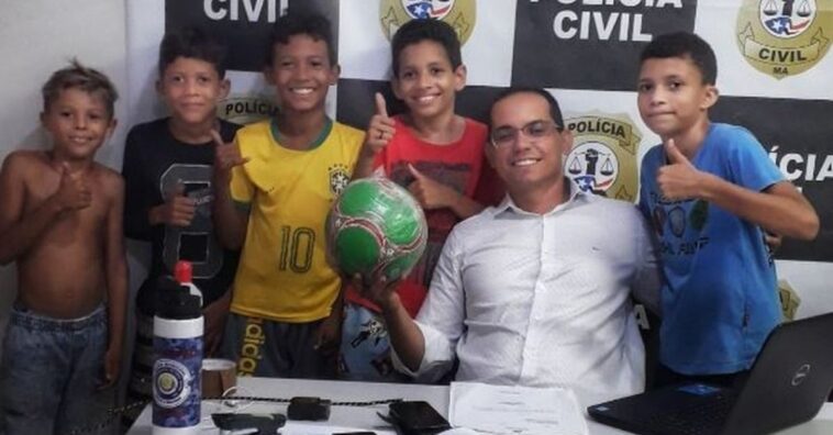 meninos vão à delegacia para recuperar bola
