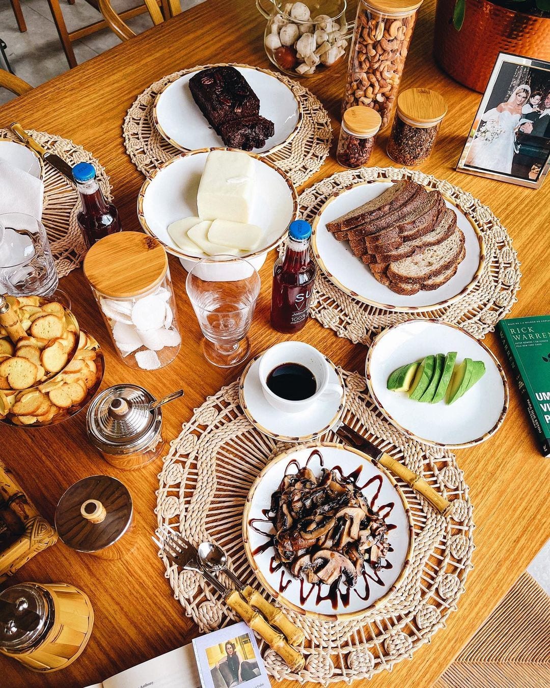 mesa de café da manhã de aniversário simples 