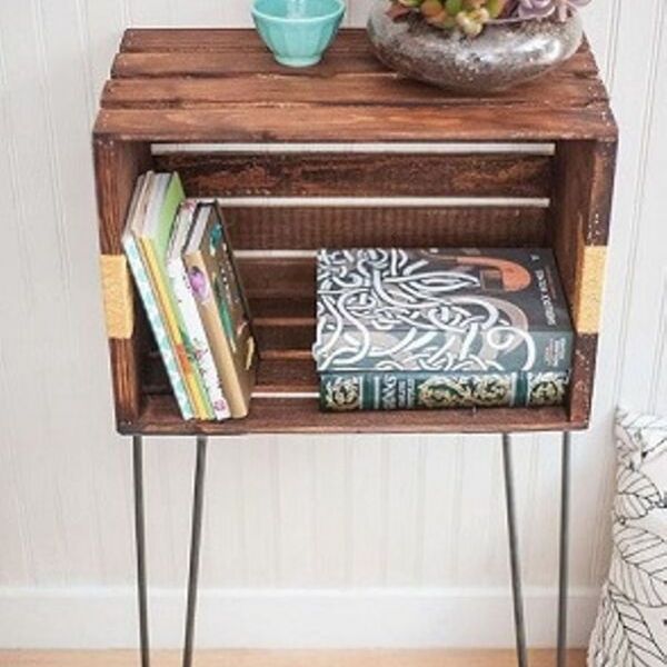 mesinha com pés de ferro quarto