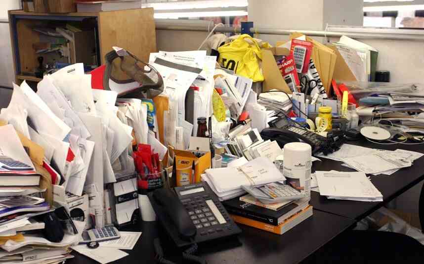 messy-desk_2637008k