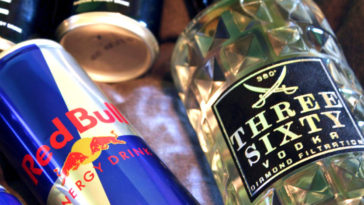 misturar energetico com alcool