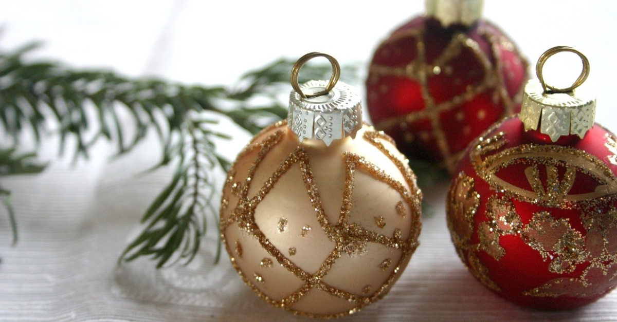 Modelos de bolas de Natal decoradas para sua árvore