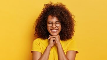 modelos de cabelo cacheado com franja