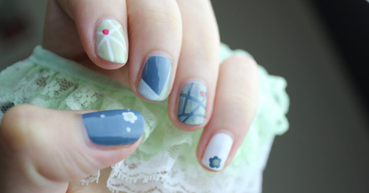 unhas azuis decoradas