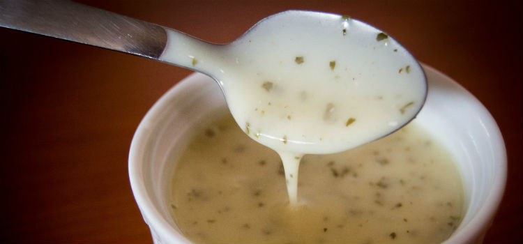 molho branco com queijo e orégano