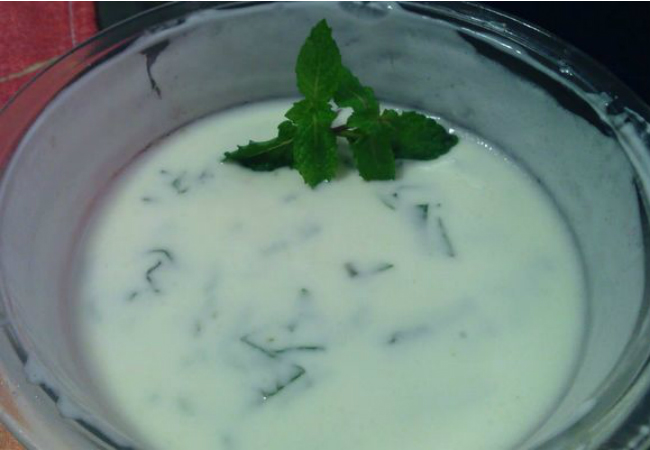 molho de iogurte com manjericão