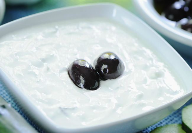 molho de iogurte com ricota e azeitona preta