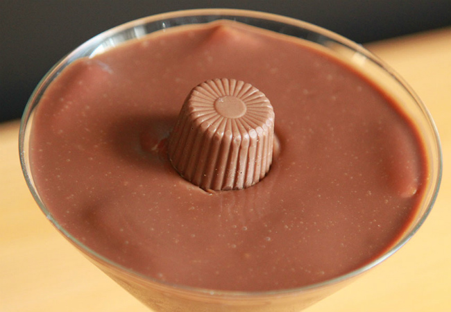 mousse de chocolate alpino com passatempo