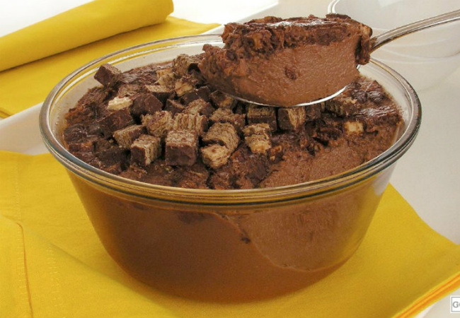 mousse de chocolate com Bis