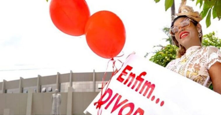 mulher comemora divórcio