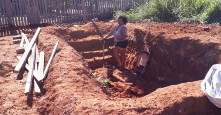 mulher constrói piscina improvisada