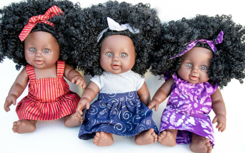 mulher cria linha de bonecas afro conheça
