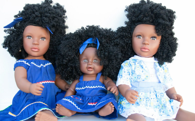 mulher cria linha de bonecas afro entenda