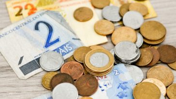 Professora encontra dinheiro e boleto na rusa