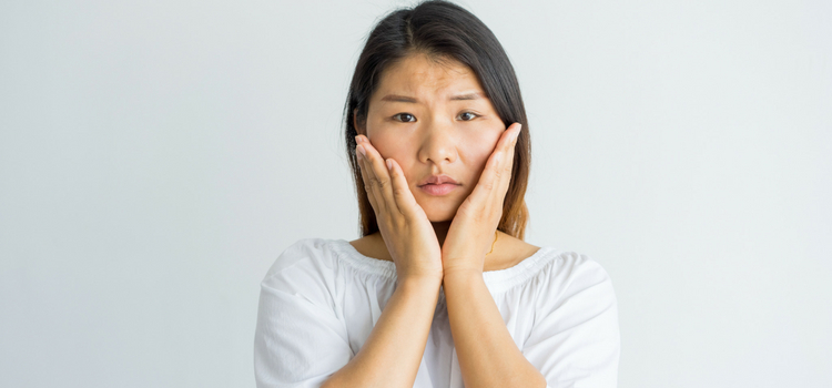 mulher preocupada sobre mitos da menopausa