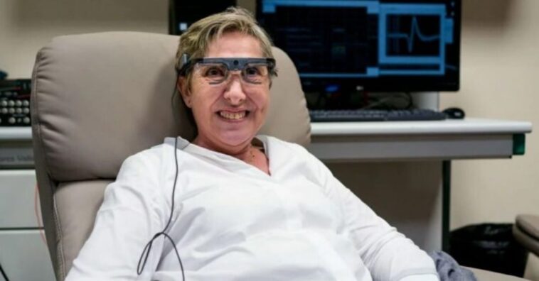 mulher volta a enxergar com olho bionico