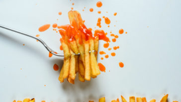 mulher é presa por esfaquear namorado que comeu sua batata frita