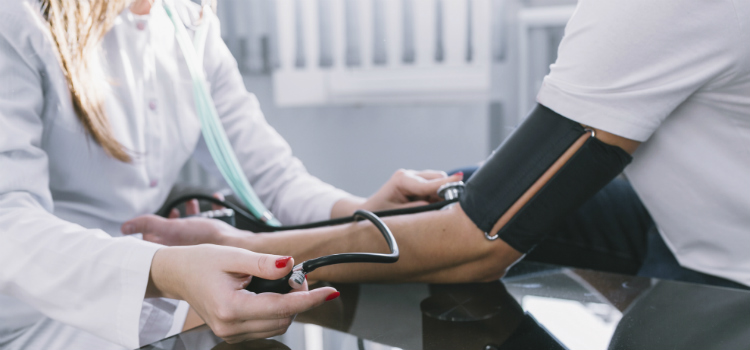 mulheres têm mais chances de sobreviver a ataques cadíacos se atendidas por médicas