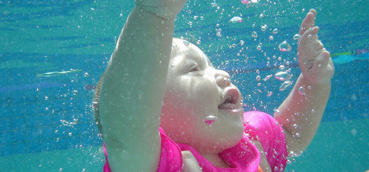 benefícios da natação para bebês