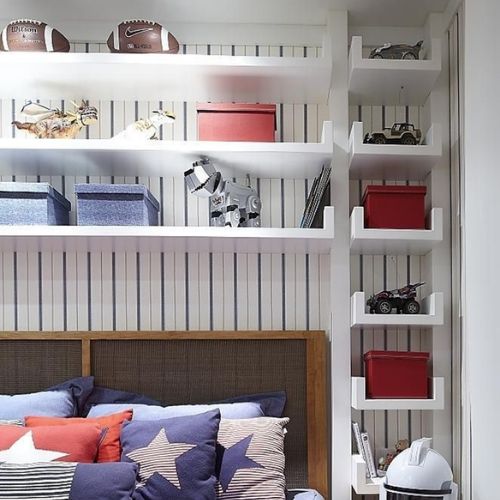 decoração de quarto pequeno usar nichos e prateleiras